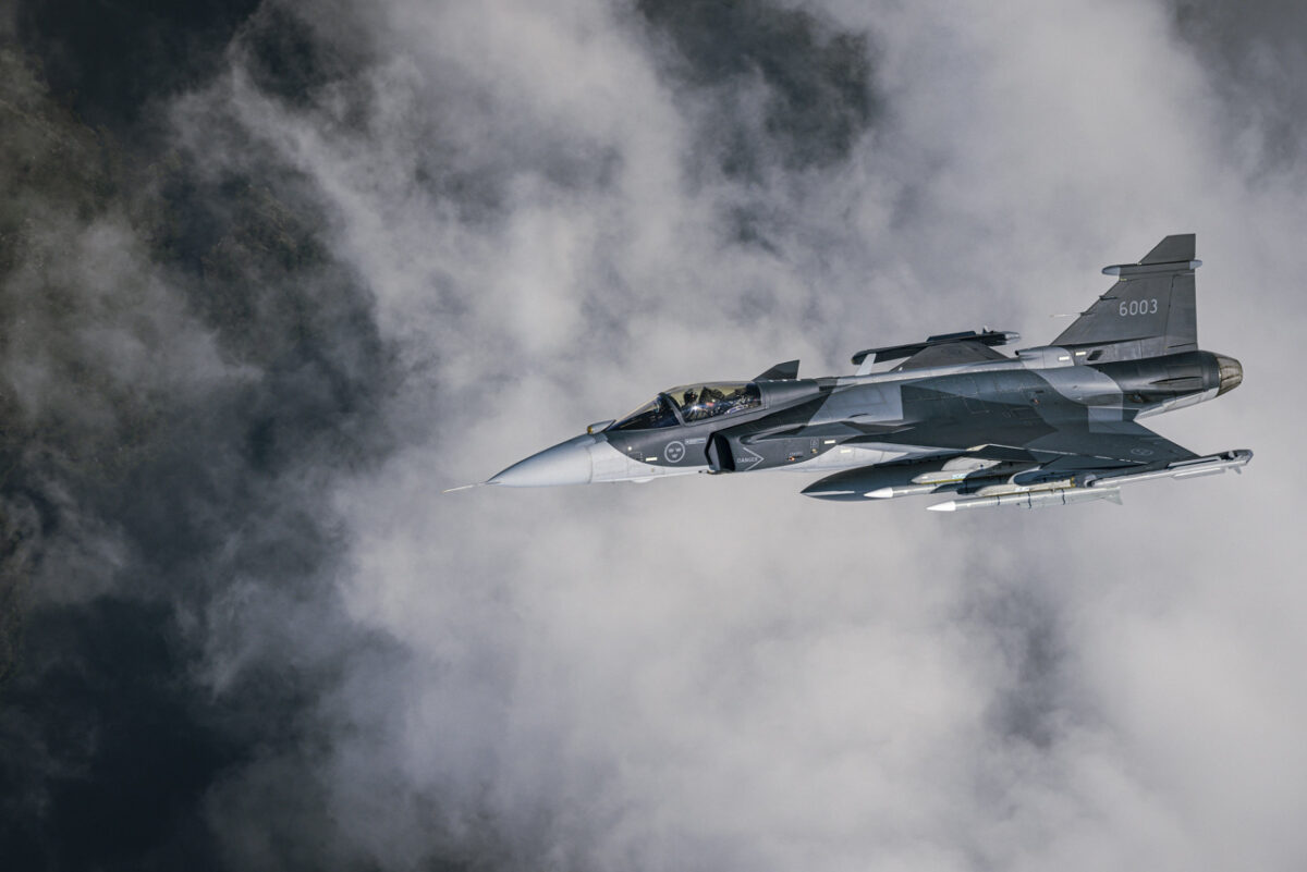 جنگنده Saab Gripen E در حال پرواز میان ابرها؛ این جنگنده چندمنظوره با قابلیت برخاست و فرود از باندهای کوتاه و جاده‌های تقویت‌شده، برای مأموریت‌های برتری هوایی و حملات دقیق طراحی شده است.