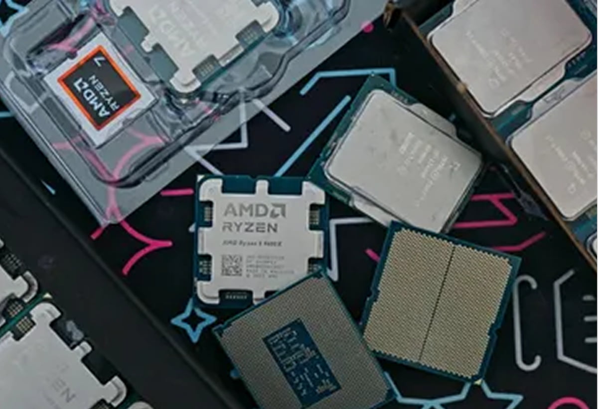 تصویری از مجموعه پردازنده‌های دسکتاپ شامل مدل‌های AMD Ryzen و Intel Core i9 که بر روی یک پد موس با طرح هندسی نئونی قرار گرفته‌اند؛ نمای نزدیک از بدنه فلزی و شبکه پین‌های طلایی پردازنده‌ها