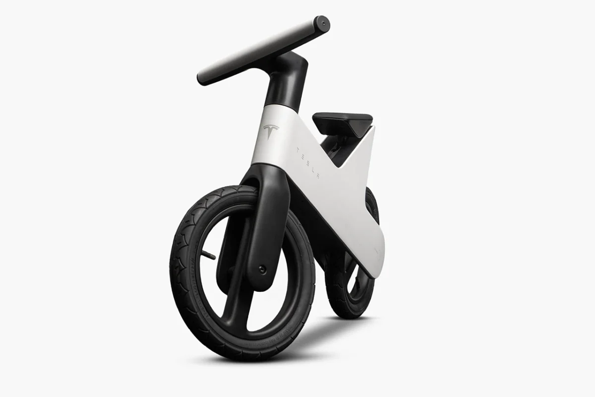 نمای سهربع جلوی دوچرخه تعادلی Tesla Balance Bike با طراحی مینیمال، فرمان ساده و بدنه سفید و مشکی