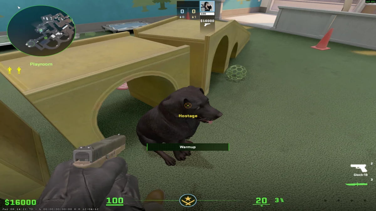 اسکرینشات گیمپلی اولشخص به سبک Counter-Strike در محیطی شبیه اتاق بازی کودک؛ بازیکن با Glock-18 به یک سگ سیاه نشسته با برچسب Hostage نشانه رفته و رابط کاربری بازی عبارتهای Playroom و Warmup، سلامت ۱۰۰ و ۱۶۰۰۰ دلار را نمایش میدهد.
