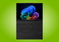 لپتاپ مشکی Lenovo ThinkPad L16 Gen 3 باز روی پسزمینه سبز درخشان با نمایشگر ویندوز ۱۱، کیبورد کامل و ترکپوینت قرمز