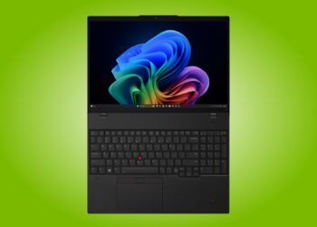لپتاپ مشکی Lenovo ThinkPad L16 Gen 3 باز روی پسزمینه سبز درخشان با نمایشگر ویندوز ۱۱، کیبورد کامل و ترکپوینت قرمز