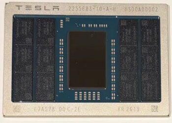 تصویر نزدیک و با جزئیات از یک تراشه پردازشی تسلا با بدنه فلزی نقره‌ای که متن TESLA و شماره سریال‌های ۲۲۵۵۶۸۳-۱۰-A-H و HSD0A00002 روی لبه بالایی و کدهای فنی E7A578 و KR 2613 روی لبه پایینی آن حک شده است. در مرکز تراشه، یک دای (Die) مستطیلی سیاه روی زمینه‌ای سرمه‌ای قرار دارد که توسط بلوک‌های حافظه و مدارات مجتمع کوچک احاطه شده است.