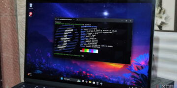 لپتاپ ویندوز 11 با پنجره ترمینال و خروجی neofetch که Fedora Linux 42 روی WSL2 را نشان میدهد، همراه با واترمارک XDA در گوشه پایین راست.