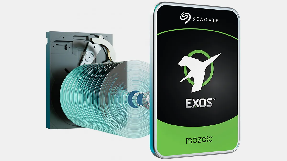 نمایش گرافیکی و فنی از ساختار داخلی هارد دیسک‌های سازمانی Seagate Exos با فناوری Mozaic. در سمت چپ، دیسک‌های مغناطیسی چندلایه با طراحی شفاف دیده می‌شوند و در سمت راست، لیبل محصول با لوگوی درخشان Seagate و نشان Exos روی پس‌زمینه سبز و مشکی قرار گرفته که برای محتواهای آموزشی درباره حافظه‌های ذخیره‌سازی با ظرفیت بالا بهینه‌سازی شده است.
