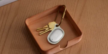 پیکسل تگ گوگل متصل به دسته‌کلید داخل سینی، نمونه‌ای از کاربرد این ردیاب برای پیدا کردن کلید و وسایل شخصی.