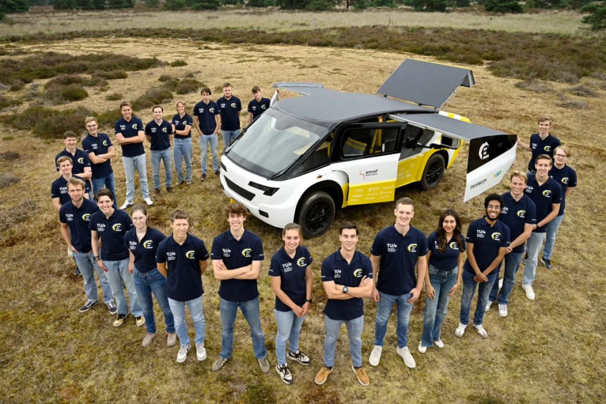 اعضای تیم Solar Team Eindhoven در کنار آمبولانس خورشیدی Stella Juva