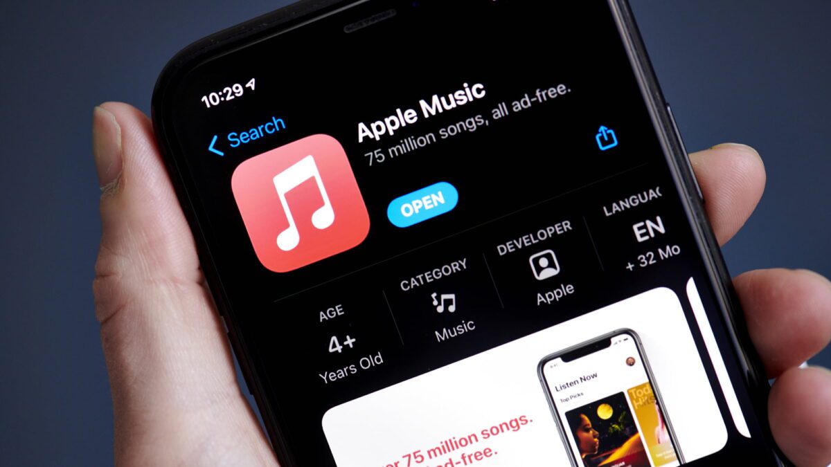 نمای نزدیک از صفحه اپلیکیشن Apple Music روی آیفون که آیکون برنامه، گزینه Open، عبارت ۷۵ میلیون آهنگ و اطلاعات دستهبندی و توسعهدهنده Apple را نشان میدهد.
