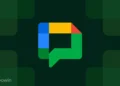 لوگوی رنگارنگ Google Chat شامل رنگ‌های آبی، زرد، قرمز و سبز در مرکز یک کادر با پس‌زمینه الگوهای سبز تیره.