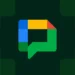 لوگوی رنگارنگ Google Chat شامل رنگهای آبی، زرد، قرمز و سبز در مرکز یک کادر با پسزمینه الگوهای سبز تیره.