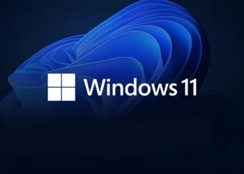 لوگوی سفید Windows 11 روی پس زمینه تیره با طرح انتزاعی و موجی آبی رنگ.