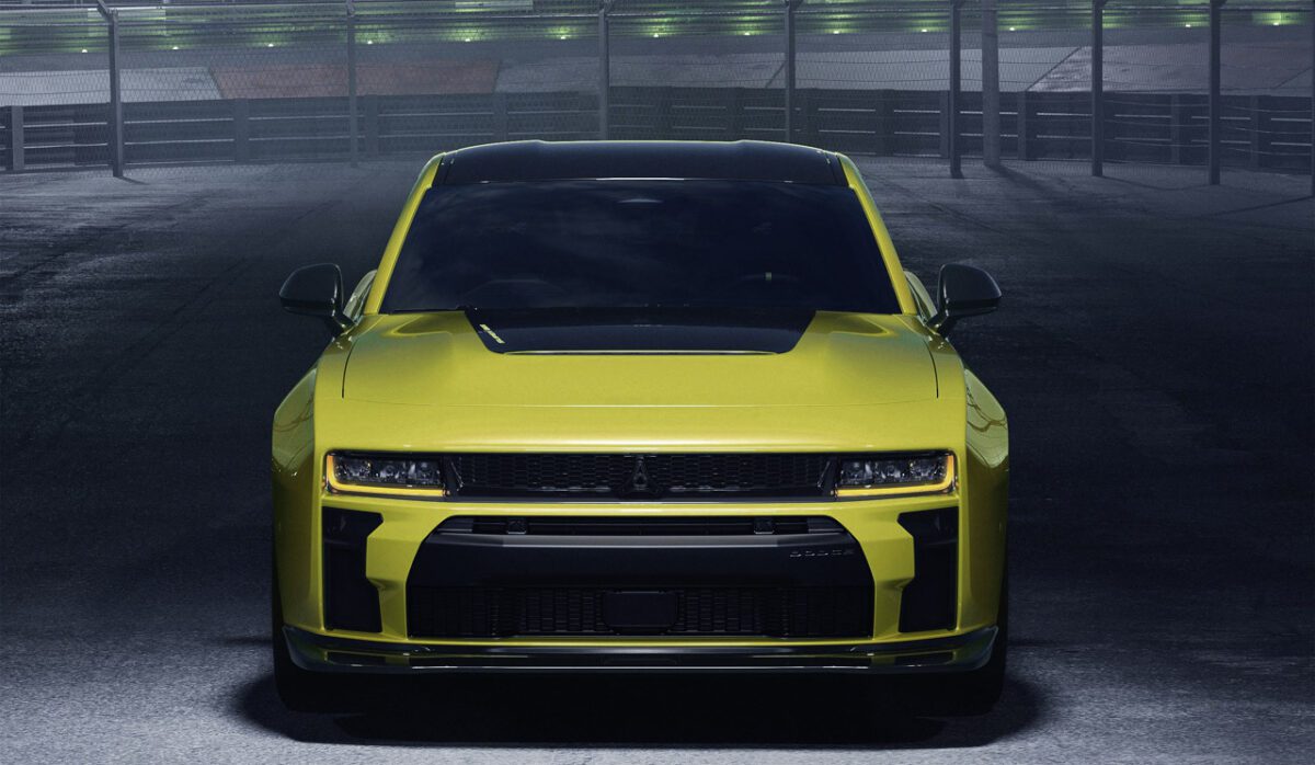 نمای روبهروی دوج Charger Super Bee مدل ۲۰۲۷ با جلوپنجره و ورودیهای هوای بزرگ