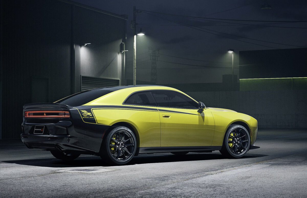 نمای جانبی و عقب دوج Charger Super Bee ۲۰۲۷ با رینگهای مشکی و کالیپرهای ترمز زرد