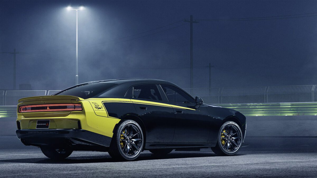 نمای عقب نسخه چهاردر دوج Charger Super Bee مدل ۲۰۲۷ با بدنه مشکی و زرد