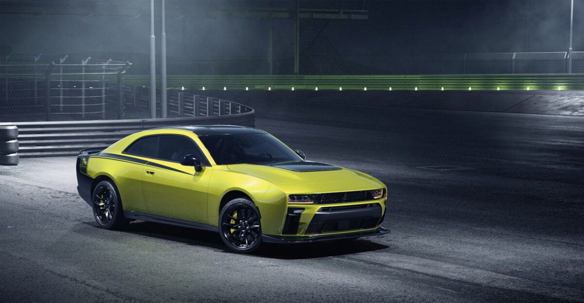 دوج Charger Super Bee مدل ۲۰۲۷ با بدنه زرد و تزئینات مشکی در پیست مسابقه