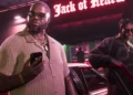 دو شخصیت مرد از بازی GTA 6 مقابل یک خودروی لوکس در شب، زیر نورهای صورتی نئون و تابلوی Jack of Hearts.