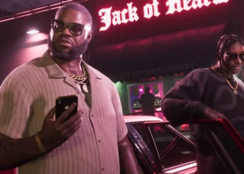 دو شخصیت مرد از بازی GTA 6 مقابل یک خودروی لوکس در شب، زیر نورهای صورتی نئون و تابلوی Jack of Hearts.