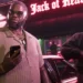 دو شخصیت مرد از بازی GTA 6 مقابل یک خودروی لوکس در شب، زیر نورهای صورتی نئون و تابلوی Jack of Hearts.