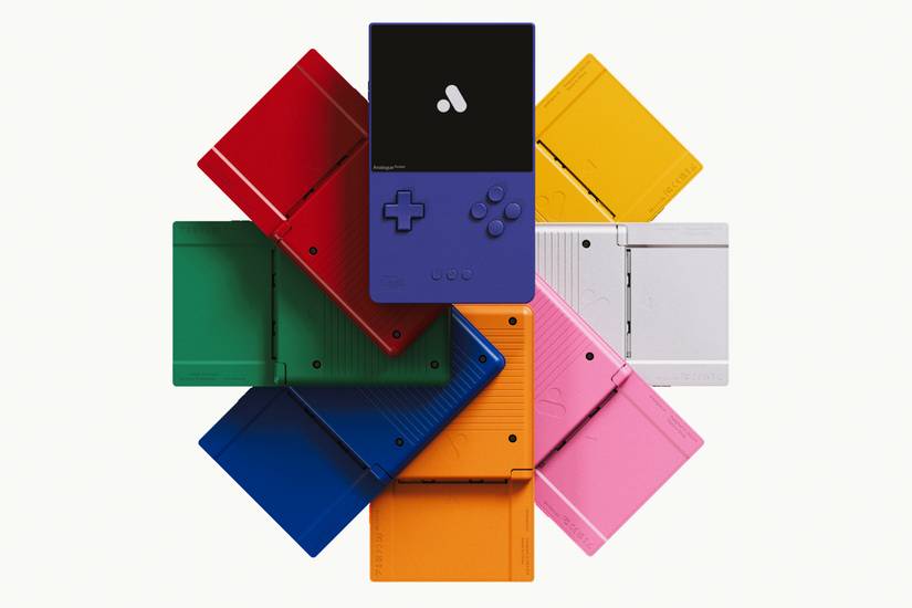 چند کنسول دستی Analogue Pocket در رنگ های مختلف به صورت شعاعی و روی هم چیده شده اند.