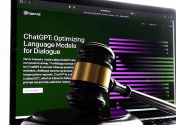 چکش قاضی در مقابل لپ‌تاپی با صفحه وب قدیمی ChatGPT و لوگوی OpenAI، نمادی از چالش‌های حقوقی هوش مصنوعی مولد.