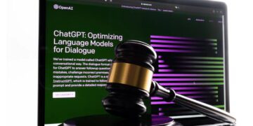 چکش قاضی در مقابل لپ‌تاپی با صفحه وب قدیمی ChatGPT و لوگوی OpenAI، نمادی از چالش‌های حقوقی هوش مصنوعی مولد.