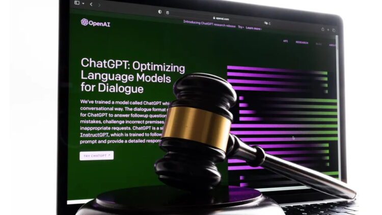 چکش قاضی در مقابل لپتاپی با صفحه وب قدیمی ChatGPT و لوگوی OpenAI، نمادی از چالشهای حقوقی هوش مصنوعی مولد.