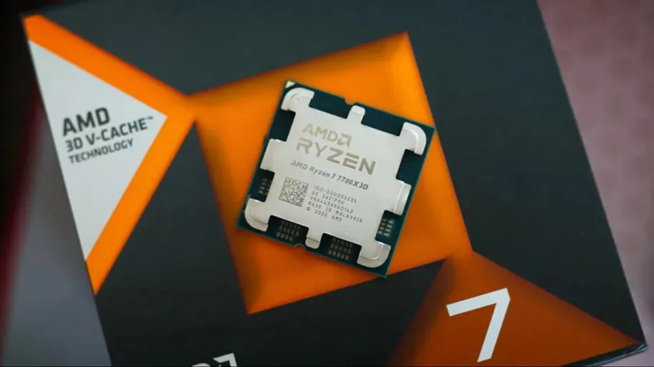 نمای نزدیک پردازنده AMD Ryzen 7 7700X3D با فناوری 3D V-Cache روی جعبه بسته‌بندی مشکی و نارنجی محصول.
