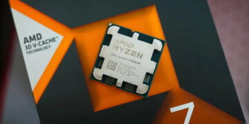 نمای نزدیک پردازنده AMD Ryzen 7 7700X3D با فناوری 3D V-Cache روی جعبه بستهبندی مشکی و نارنجی محصول.