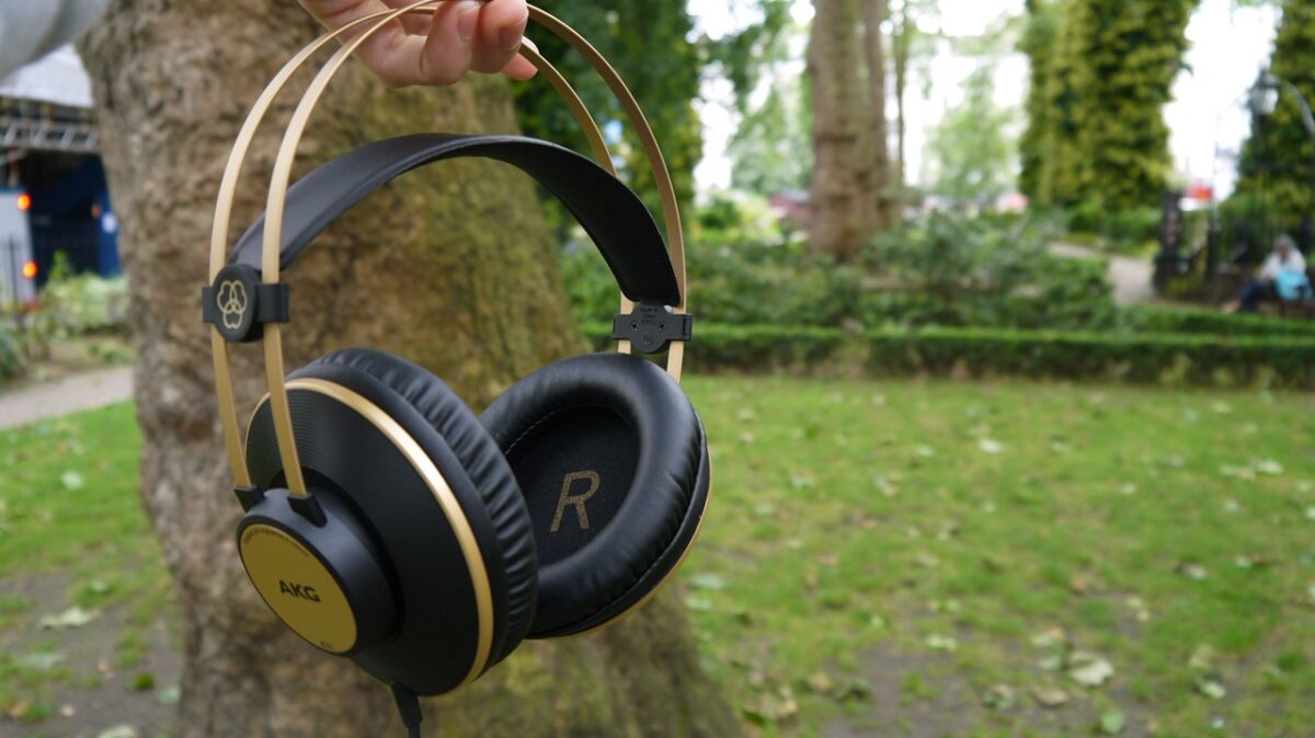 AKG K92 یک هدفون پشت بسته با درایورهای 40 میلیمتری و امپدانس 32 اهم است که برای مانیتورینگ و استفاده در محیطهای تولید محتوا طراحی شده است.