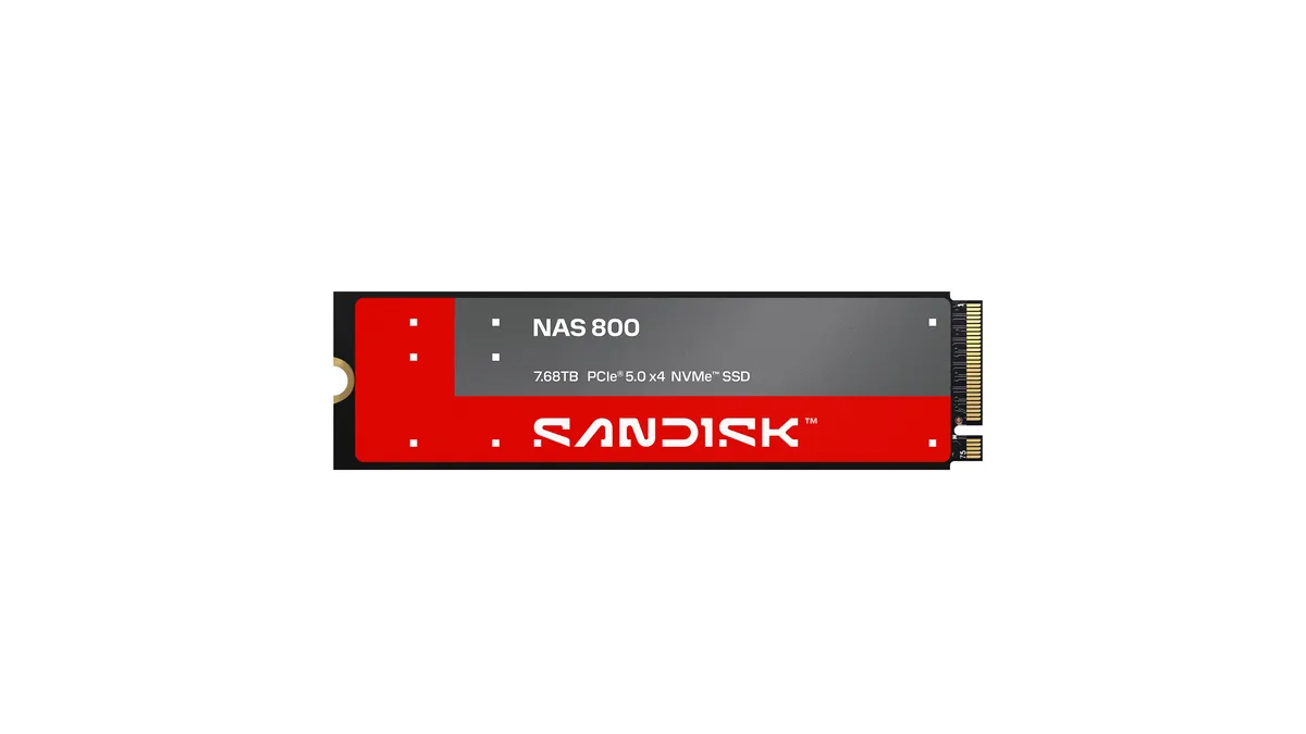 رندر تبلیغاتی حافظه SSD نوع M.2 با برند SanDisk، مدل NAS 800، ظرفیت ۷٫۶۸ ترابایت و رابط PCIe 5.0 x4 NVMe روی پسزمینه سفید.