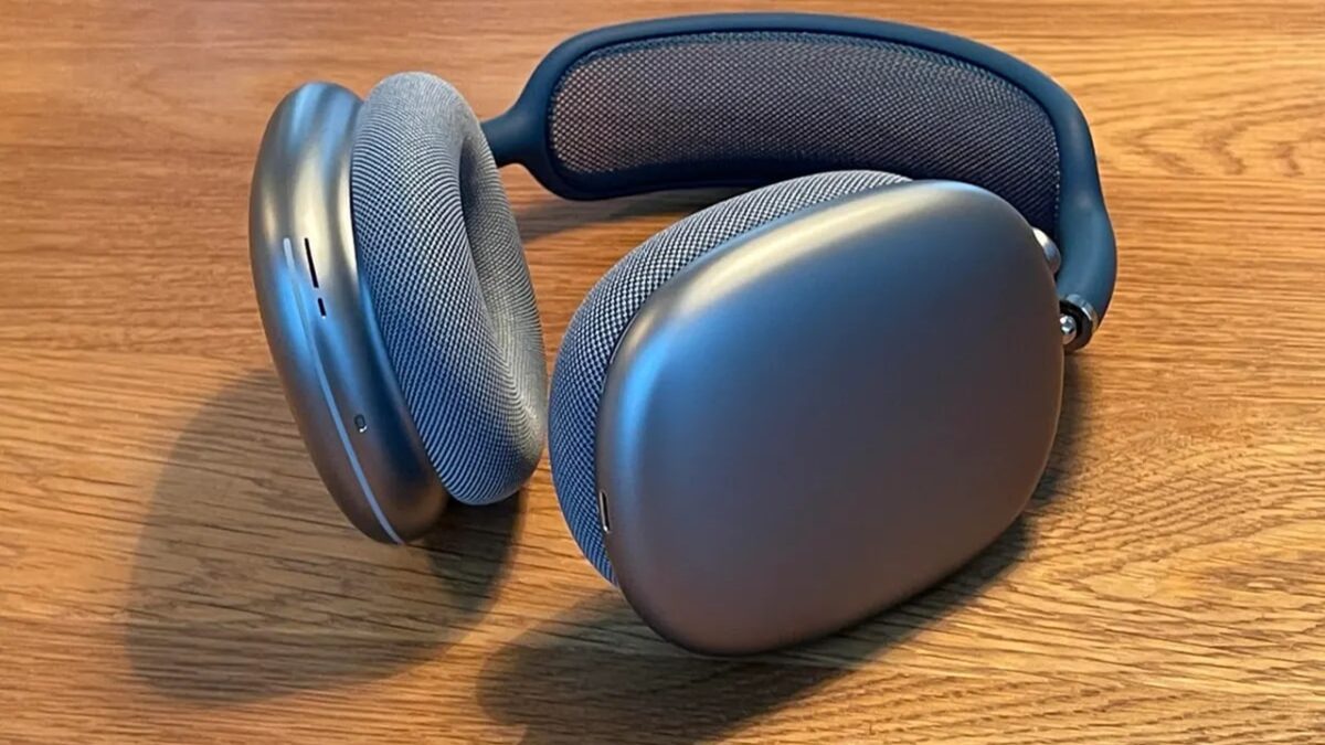 AirPods Max 2 برای کاربرانی طراحی شده که در اکوسیستم Apple فعالیت میکنند و یک هدفون Over-Ear با یکپارچگی نرمافزاری بالا میخواهند.