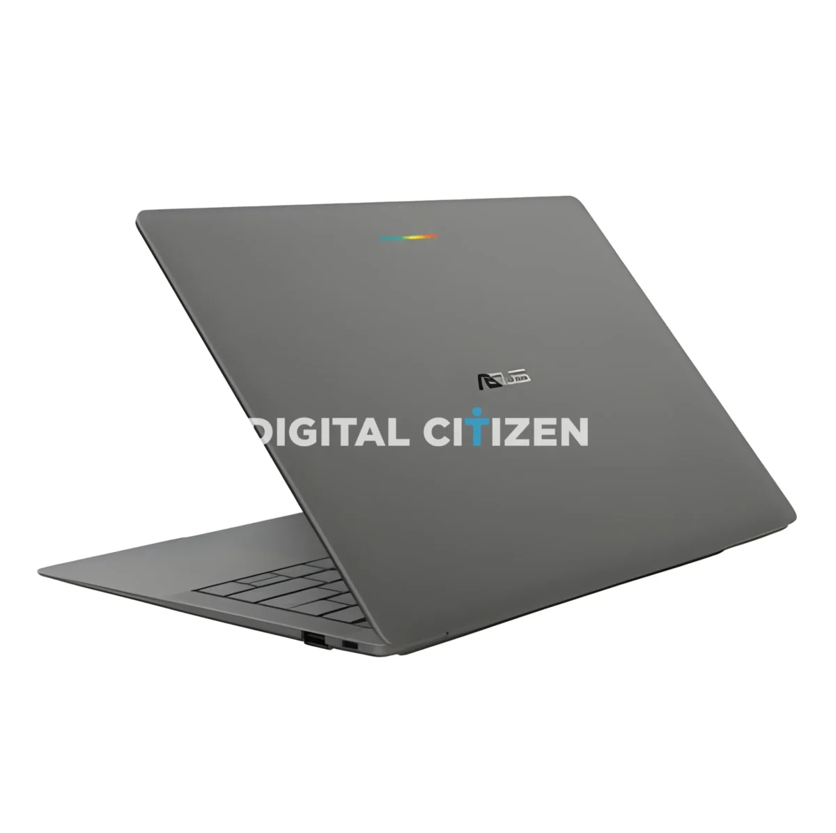 نمای پشتی لپتاپ ASUS با درپوش خاکستری ساده، لوگوی ASUS و نوار رنگی کوچک در بالا