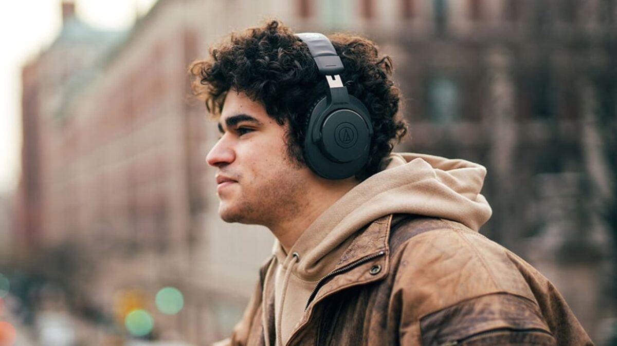 Audio-Technica ATH-M20x یک هدفون استودیویی پشت بسته با درایورهای 40 میلیمتری و امپدانس 47 اهم است که برای مانیتورینگ و استفاده در استودیوهای خانگی طراحی شده است.