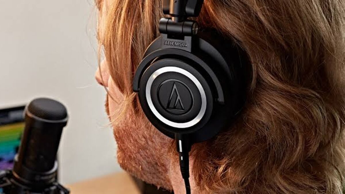 ATH-M50x یکی از معروفترین مدلهای سری M Audio-Technica است و به درایورهای 45 میلیمتری با آهنربای نئودیمیومی و سیمپیچ آلومینیومی روکششده با مس مجهز شده است.