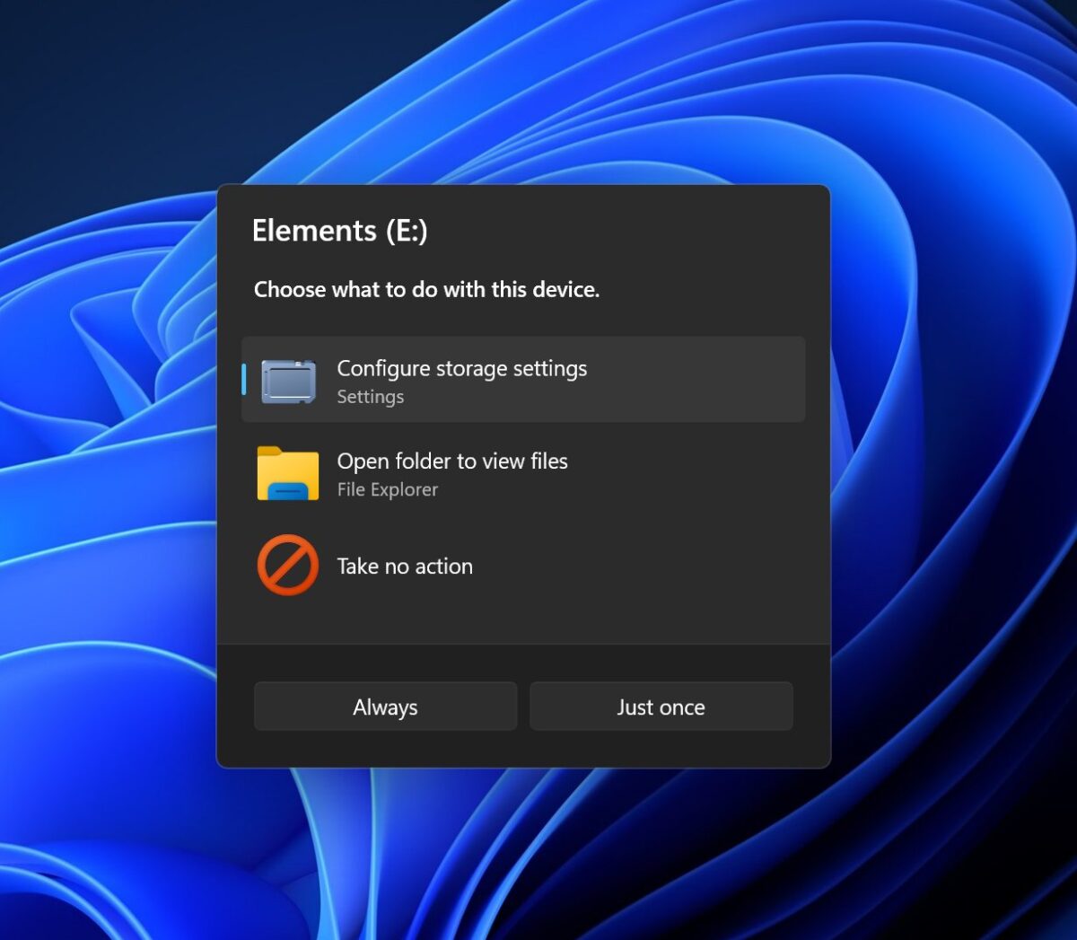 پنجره تیره AutoPlay در ویندوز ۱۱ برای درایو «Elements (E:)» که گزینه‌های Configure storage settings، Open folder to view files و Take no action را با دکمه‌های Always و Just once نشان می‌دهد.