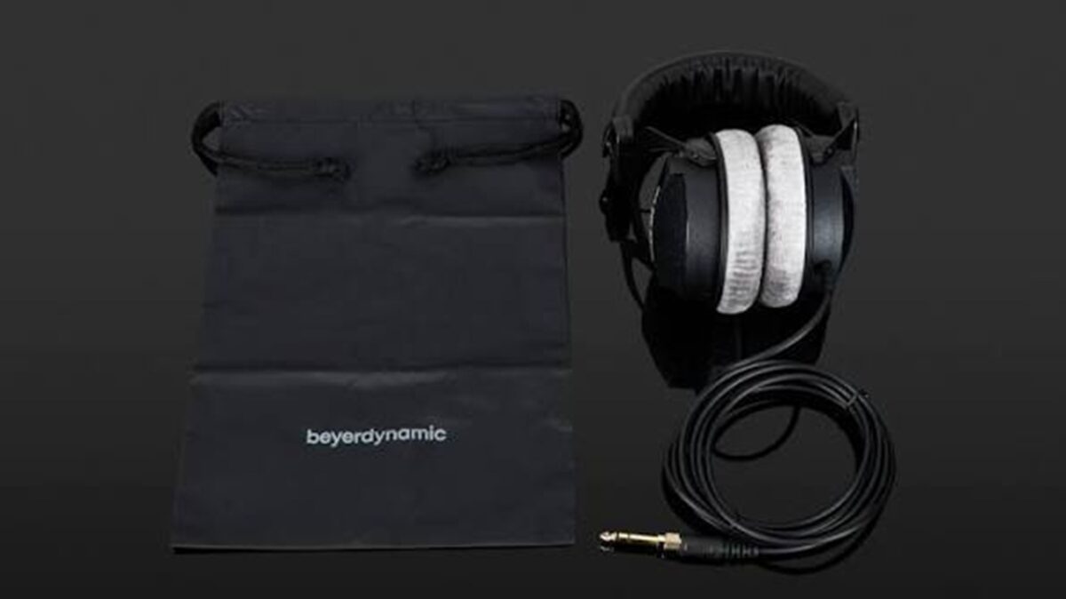 Beyerdynamic DT 770 PRO 80 Ohm یک هدفون استودیویی Closed-back با امپدانس 80 اهم است که برای کنترل و مانیتورینگ صدا طراحی شده و در استودیوهای حرفهای و خانگی کاربرد گستردهای دارد.