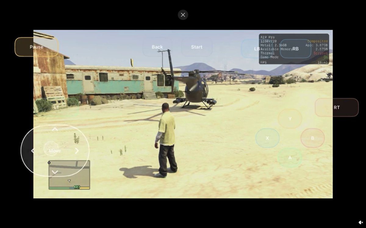 اجرای GTA 5 از طریق شبیهساز روی آیفون با کنترلهای لمسی مجازی، شخصیت بازی در بیابان کنار بالگرد و نمایش اطلاعات عملکرد تراشه A19 Pro