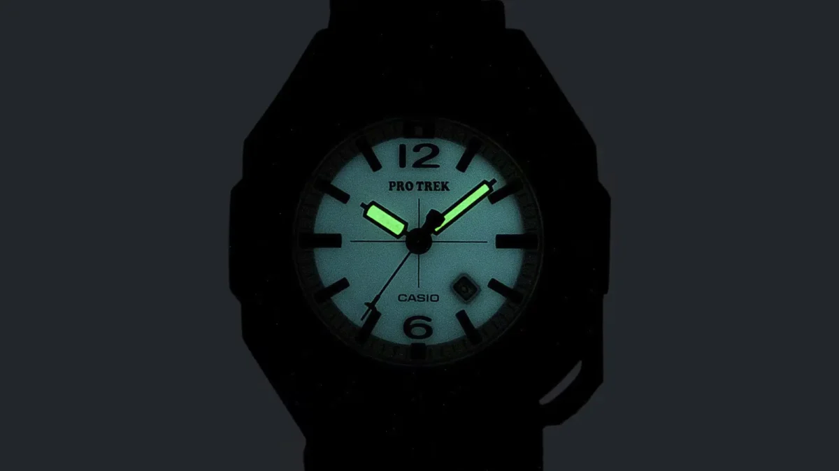 صفحه شبتاب ساعت Casio Pro Trek PRJ01AE-8 کاسیو در محیط تاریک