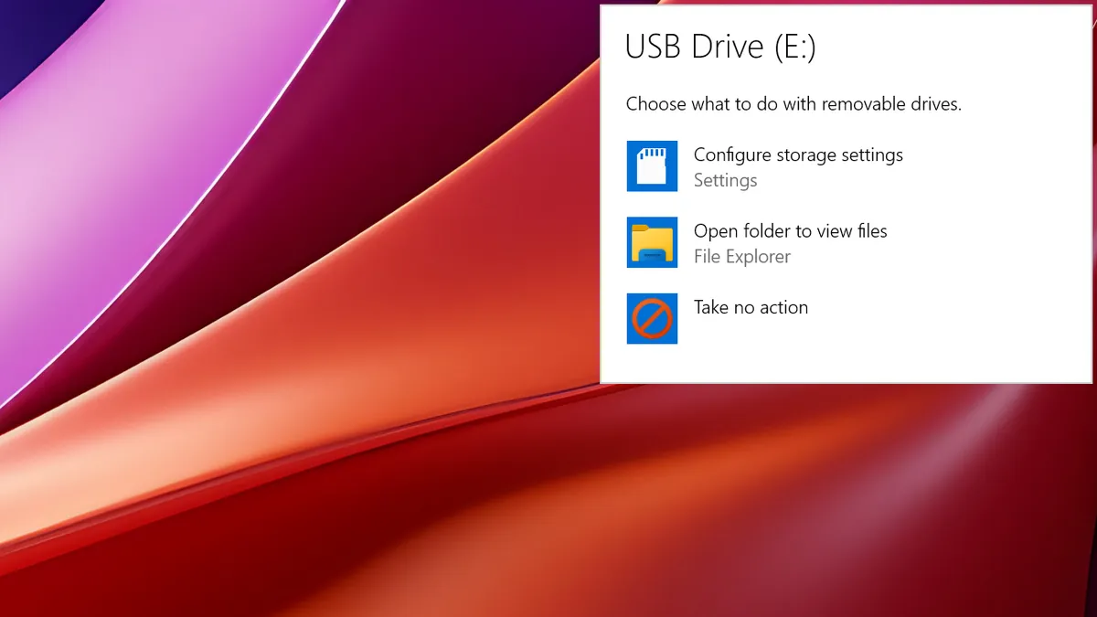 پنجره AutoPlay ویندوز برای حافظه USB با نام USB Drive (E:) و گزینههای تنظیمات ذخیرهسازی، باز کردن پوشه فایلها و انجام ندادن هیچ اقدامی.