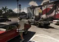 صحنهای از گیمپلی بازی GTA 6 با حضور شخصیت جیسون در حال سرقت ماشین کلاسیک قرمز و نمایش راهنمای دکمههای کنترل بازی در پارکینگ روبروی فروشگاه.