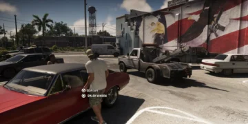 صحنهای از گیمپلی بازی GTA 6 با حضور شخصیت جیسون در حال سرقت ماشین کلاسیک قرمز و نمایش راهنمای دکمههای کنترل بازی در پارکینگ روبروی فروشگاه.