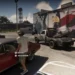 صحنه‌ای از گیم‌پلی بازی GTA 6 با حضور شخصیت جیسون در حال سرقت ماشین کلاسیک قرمز و نمایش راهنمای دکمه‌های کنترل بازی در پارکینگ روبروی فروشگاه.