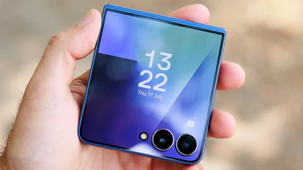 Galaxy Z Flip8 از یک نمایشگر داخلی 6.9 اینچی Dynamic AMOLED 2X با وضوح 2520 × 1080 پیکسل، نسبت تصویر 21:9 و تراکم حدود 397 پیکسل بر اینچ بهره میبرد.