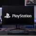 یک مانیتور گیمینگ خمیده در مرکز روی میز کار چوبی که لوگوی سفیدرنگ و بزرگ «PlayStation» روی صفحه کاملا مشکی آن نقش بسته است. یک کیبورد مکانیکی کوچک بدون کلیدهای ماشینحساب (TKL)، یک موس گیمینگ لاجیتک در سمت راست و یک هدفون گیمینگ مشکی روی پایه مخصوص در سمت چپ مانیتور قرار گرفتهاند.