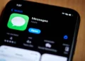 نمای نزدیک از صفحه جست‌وجوی اپلیکیشن Messages در آیفون که آیکون Messages، عنوان برنامه، توضیح Apple Networking و دکمه آبی Open را نشان می‌دهد.