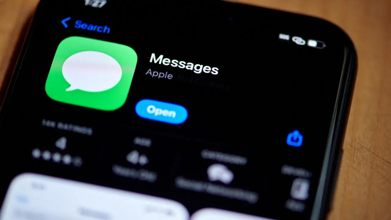 نمای نزدیک از صفحه جستوجوی اپلیکیشن Messages در آیفون که آیکون Messages، عنوان برنامه، توضیح Apple Networking و دکمه آبی Open را نشان میدهد.
