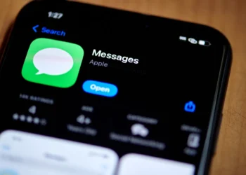 نمای نزدیک از صفحه جست‌وجوی اپلیکیشن Messages در آیفون که آیکون Messages، عنوان برنامه، توضیح Apple Networking و دکمه آبی Open را نشان می‌دهد.