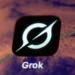 نمای نزدیک از لوگوی سفید Grok روی یک مربع مشکی، در برابر پسزمینهای تار و بنفشرنگ که بخشی از رابط کاربری یا نمایشگر را نشان میدهد.