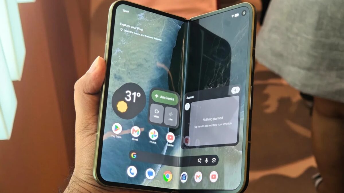 Google Pixel 11 Pro Fold در بخش نمایشگر یکی از جذابترین تاشوهای نسل جدید محسوب میشود، زیرا هم نمایشگر بیرونی و هم پنل داخلی از نرخ نوسازی تطبیقی 1 تا 120 هرتز پشتیبانی میکنند.