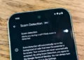 نمایشگر بالای گوشی گوگل پیکسل با فعال بودن کلید قابلیت آزمایشی Scam Detection برای شناسایی تماس‌های مشکوک و کلاهبرداری.